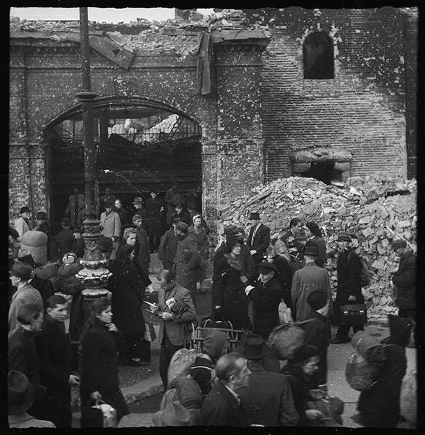 Местные жители среди руин зданий разрушенного войной города. Берлин, 1945 год.

Фото: Cэм Джаффе / частная коллекция Артура Бондаря