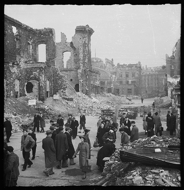 Местные жители среди руин зданий разрушенного войной города. Берлин, 1945 год.

Фото: Cэм Джаффе / частная коллекция Артура Бондаря