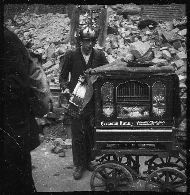 Уличный музыкант. Берлин, 1945 год.

Фото: Cэм Джаффе / частная коллекция Артура Бондаря