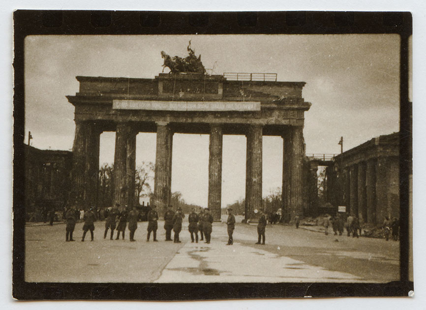 Бранденбургские ворота. Берлин, июнь 1945 года.

