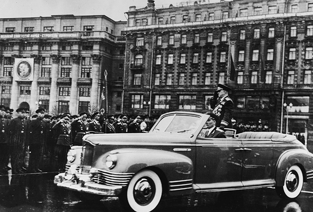 Жуков приветствует военных на параде Победы в Москве, 1955 год