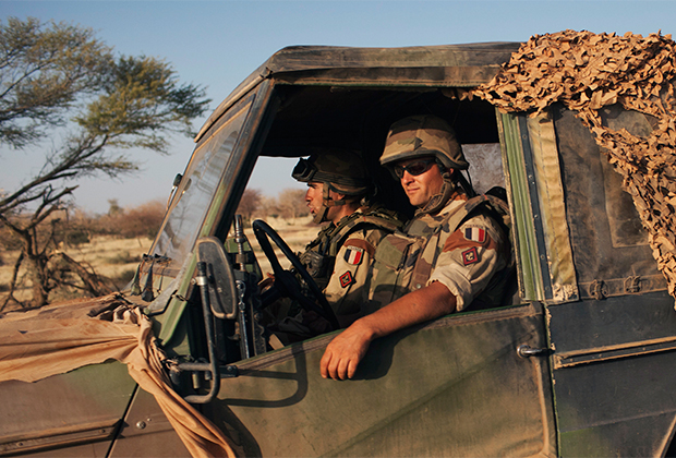 Французские солдаты за рулем джипа в Мали