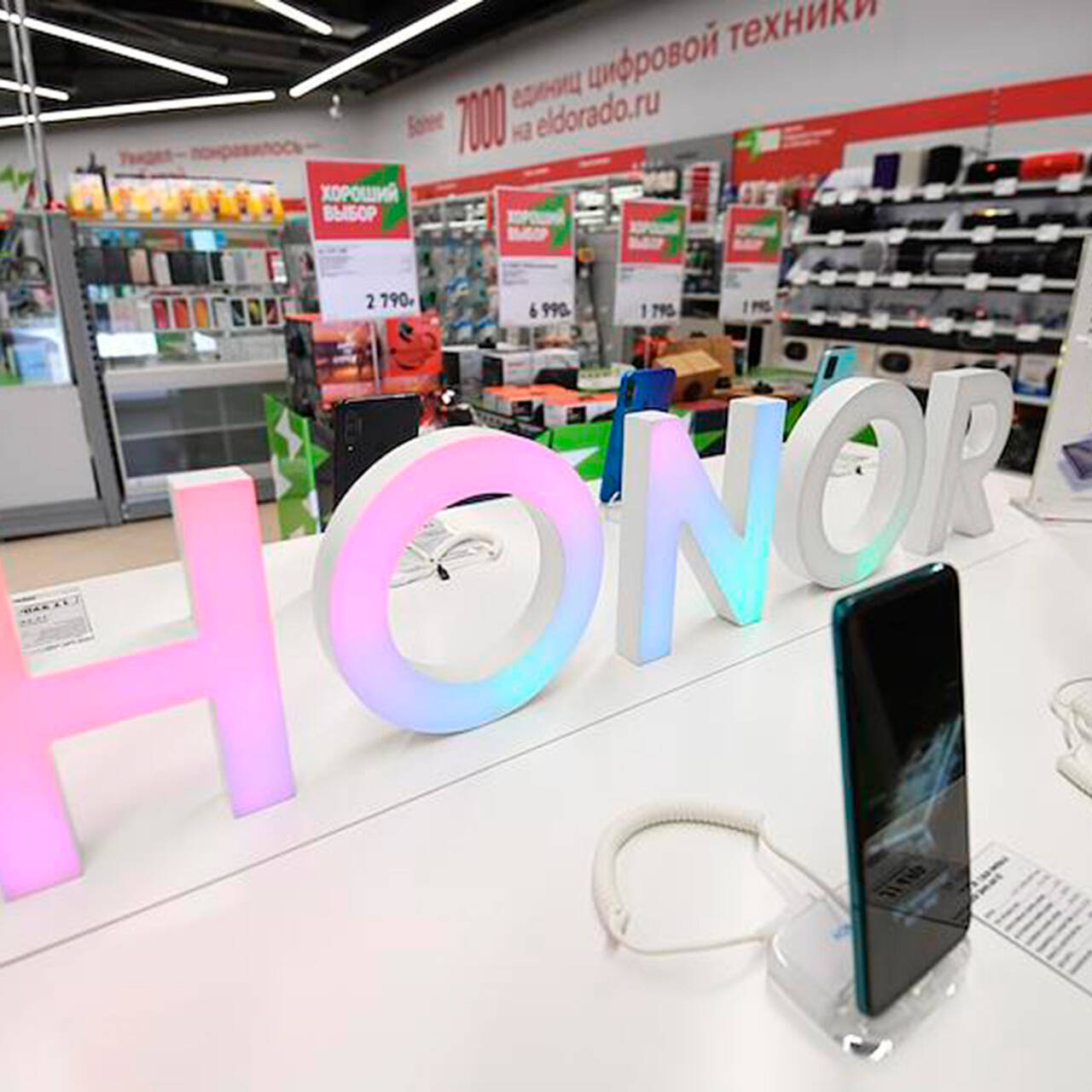 Санкции США обвалили поставки Huawei и Honor в Россию: Рынки: Экономика:  Lenta.ru