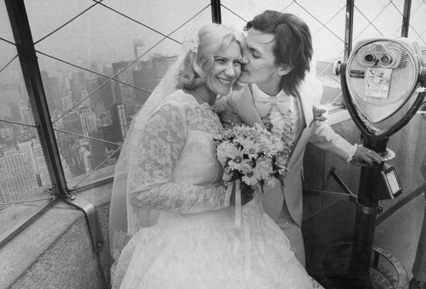 Церемония бракосочетания американской пары в Эмпайр-стейт-билдинг в 1977 году