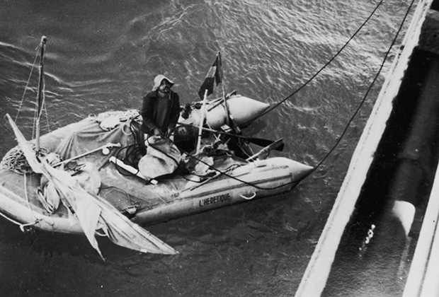 Ален Бомбар погружается в лодку «Еретик», на которой он совершал плавание