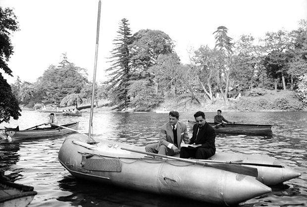 Ален Бомбар и французский актер Жан Маре в надувной лодке на озере в Париже, 1953 год