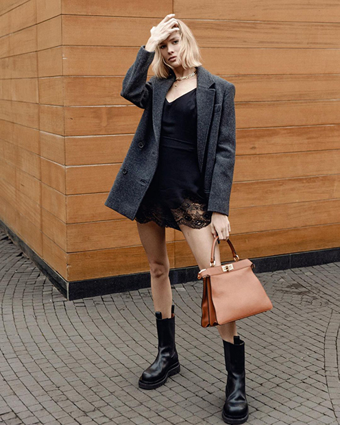 Модель и блогер Елена Перминова демонстрирует новую сумку бренда Fendi