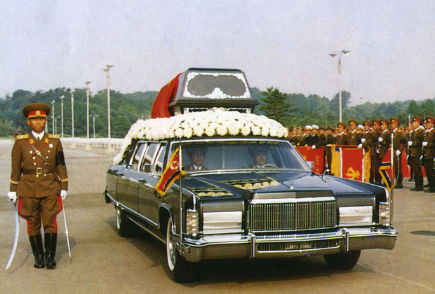 Машина везет саркофаг с телом Ким Ир Сена по Пхеньяну