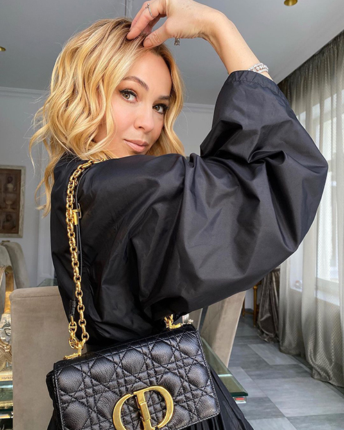 Продюсер Яна Рудковская демонстрирует новую сумку люксового бреда Dior