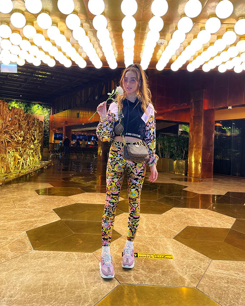 Певица Ольга Бузова в спортивном костюме бренда Versace
