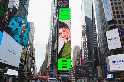 Билборд с Монеточкой появился на Таймс-сквер в Нью-Йорке