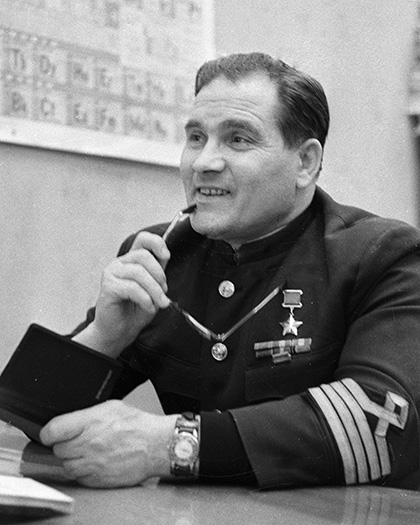 Герой Советского Союза, летчик Михаил Девятаев. 1968 год