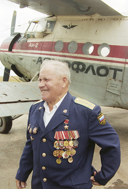 Герой Советского Союза, летчик Михаил Девятаев. 1997 год