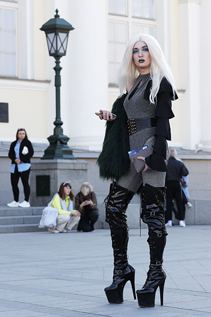 Девушка на Манежной площади во время Mercedes-Benz Fashion Week Russia, 3 апреля 2019 года