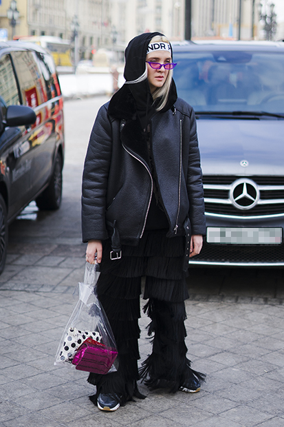 Стритстайл во время недели моды Mercedes-Benz Fashion Week Russia в Москве, 11 марта 2018 года