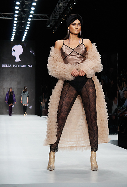 Модель во время показа новой коллекции дизайнера Беллы Потемкиной в рамках Недели моды Mercedes-Benz Fashion Week Russia, 14 марта 2018