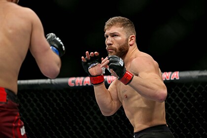 Молдаванин из UFC схватил соперника за шею на битве взглядов