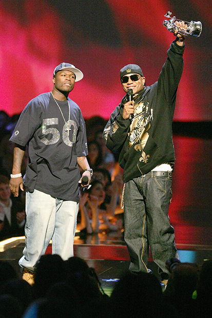 Рэперы 50 Cent и LL Cool J в джинсах с низкой посадкой, 2006 год