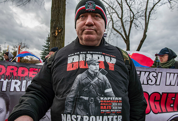 Националист в толстовке с изображением Ромуальда Райса, Польша, февраль 2020 года