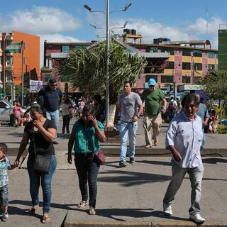 Прохожие на площади перед зданием вокзала в городе Санта Крус де ла Сьерра в Боливии