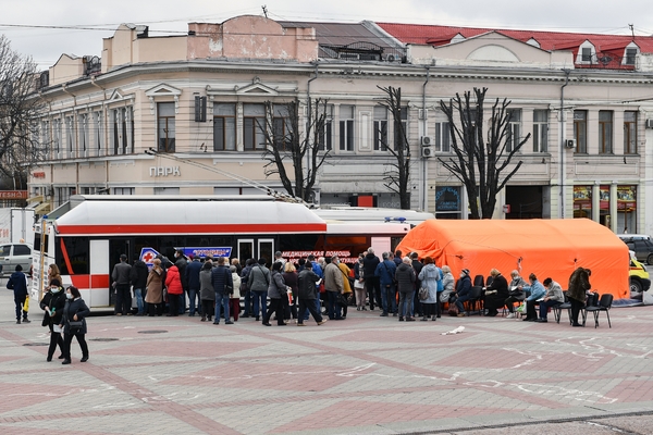 Мобильный пункт вакцинации от коронавируса на площади Ленина в Симферополе