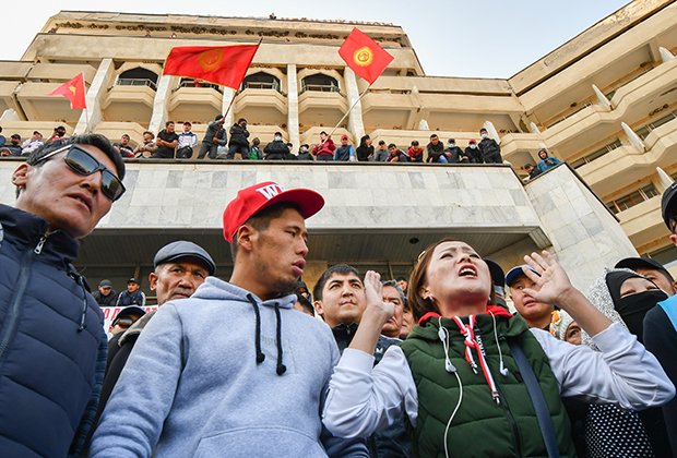Сторонники премьер-министра Кыргызстана Садыра Жапарова на митинге в Бишкеке