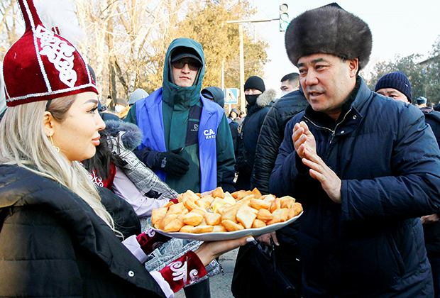 Садыр Жапаров на предвыборном митинге в Токмаке, Киргизия