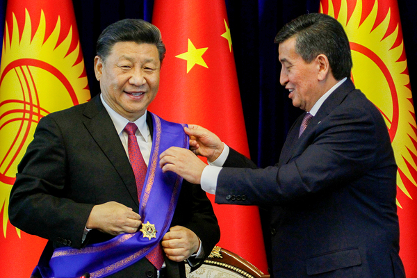 Экс-президент Киргизии Сооронбай Жээнбеков награждает председателя КНР Си Цзиньпина орденом Манас. Бишкек, 2019 год