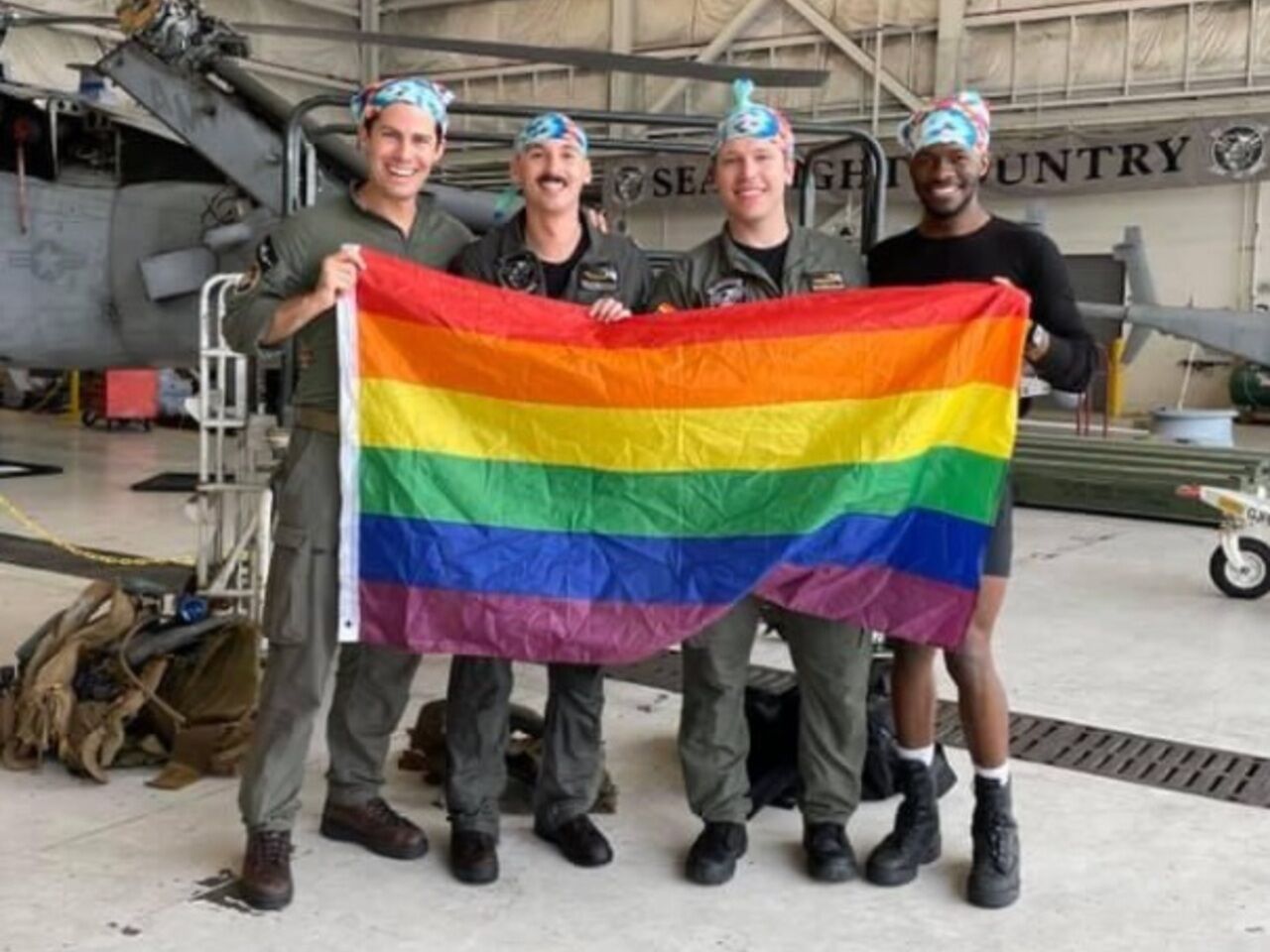 Появилось фото первого в истории гей-экипажа в армии США: Общество: Мир:  Lenta.ru