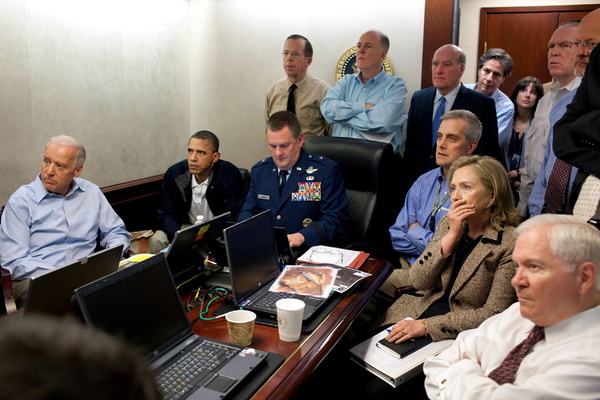 Байден следит за ликвидацией бен Ладена вместе с Бараком Обамой, Хиллари Клинтон и Робертом Гейтсом (крайний правый), 2011 год
