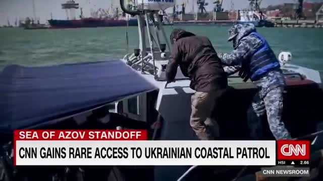 Российский корабль заставил отступить украинский катер с журналистами из США: Политика: Мир: Lenta.ru