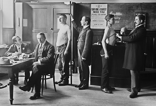 Медицинское обследование призывников в британскую армию в средней школе Мэрилебон в Лондоне. 1914 год 