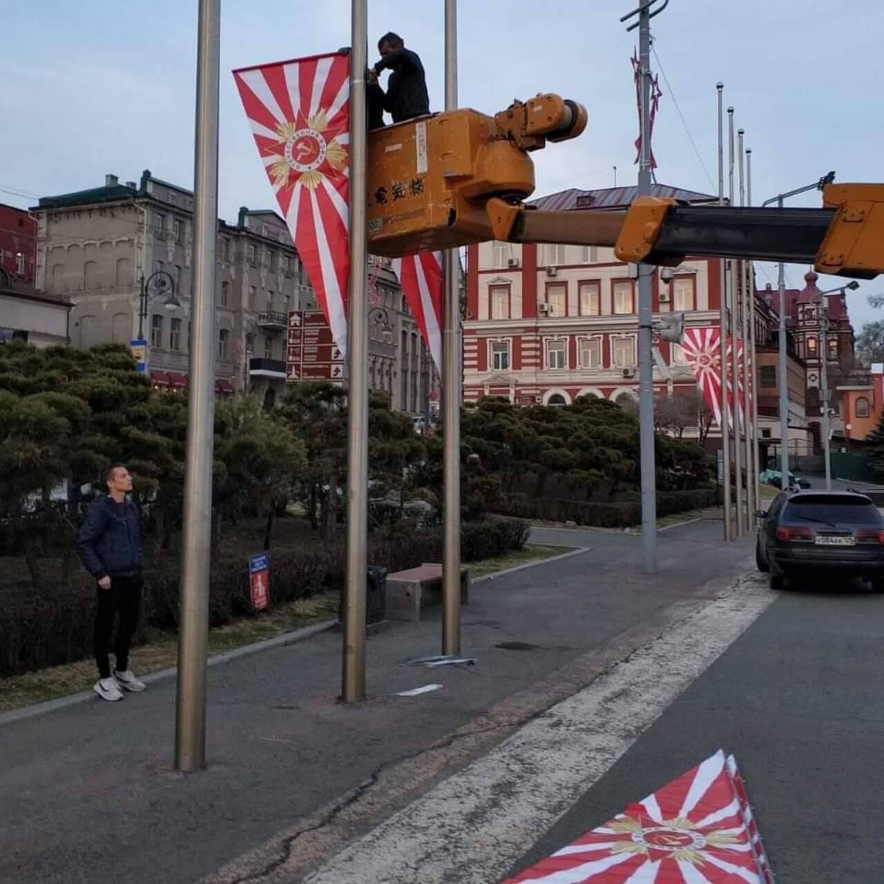 Владивосток ко Дню Победы украсили похожими на символ ВМС Японии флагами:  Общество: Россия: Lenta.ru