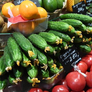 Прилавок с овощами на ярмарке выходного дня в Москве