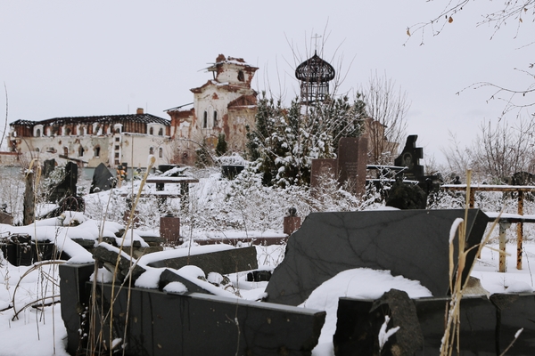 Руины монастыря после обстрела в поселке Веселое, Донбасс
