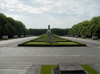 Мемориал «Воин-освободитель» в Трептов-парке в Берлине