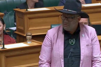 Депутат-абориген разозлился, спел и исполнил ритуальный танец в парламенте