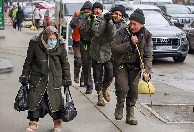 Сотрудники коммунальной службы на улице Киева, март 2021 года
