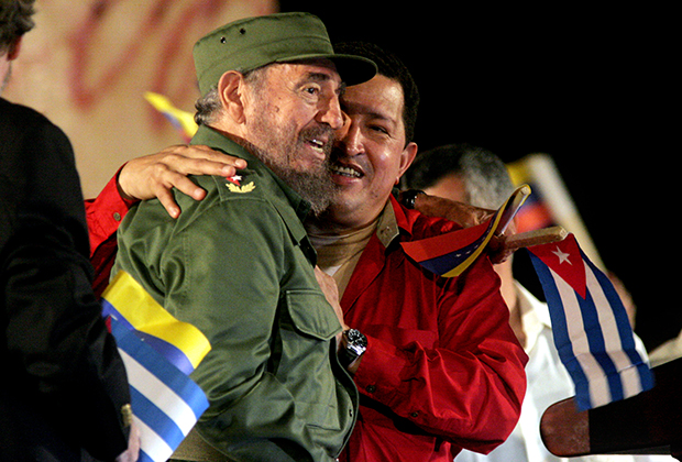 Уго Чавес вместе с Фиделем Кастро на церемонии, где ему вручили награду ЮНЕСКО за достижения в сфере образования, Гавана, Куба, 3 февраля 2006 года 
