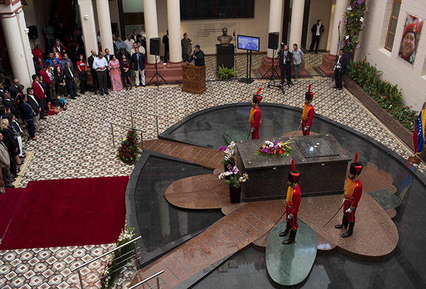 Солдаты у могилы покойного президента Венесуэлы Уго Чавеса во время речи нынешнего президента Николаса Мадуро в бывших военных казармах, которые были превращены в мавзолей Чавеса в Каракасе, 5 марта 2014 года