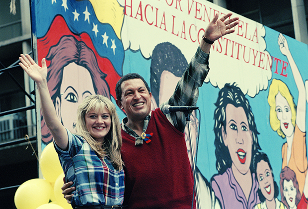 Лидер политической партии «Движение Пятой республики» Уго Чавес ведет кампанию со своей женой Марисабель Родригес во время президентских выборов 1998 года в Венесуэле