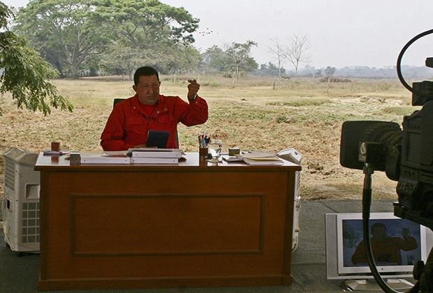 Президент Венесуэлы Уго Чавес выступает во время телепередачи «Алло, президент!» в штате Баринас, 25 марта 2007 года