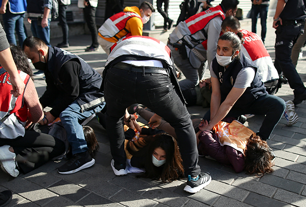 Полиция арестовывает протестующих против жесткого локдауна в Стамбуле