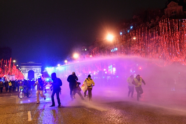 Французская полиция применяет водометы против протестующих