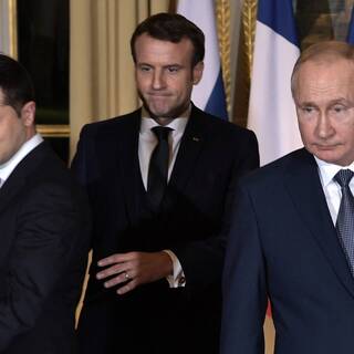 Владимир Путин, Эммануэль Макрон и Владимир Зеленский (справа налево) 