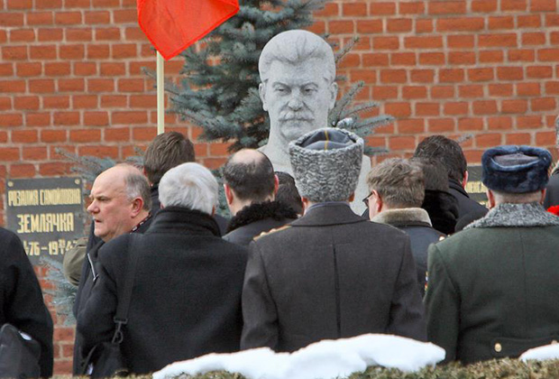Захоронение с прахом Розалии Землячки в Кремлевской стене (слева от могилы Иосифа Сталина)