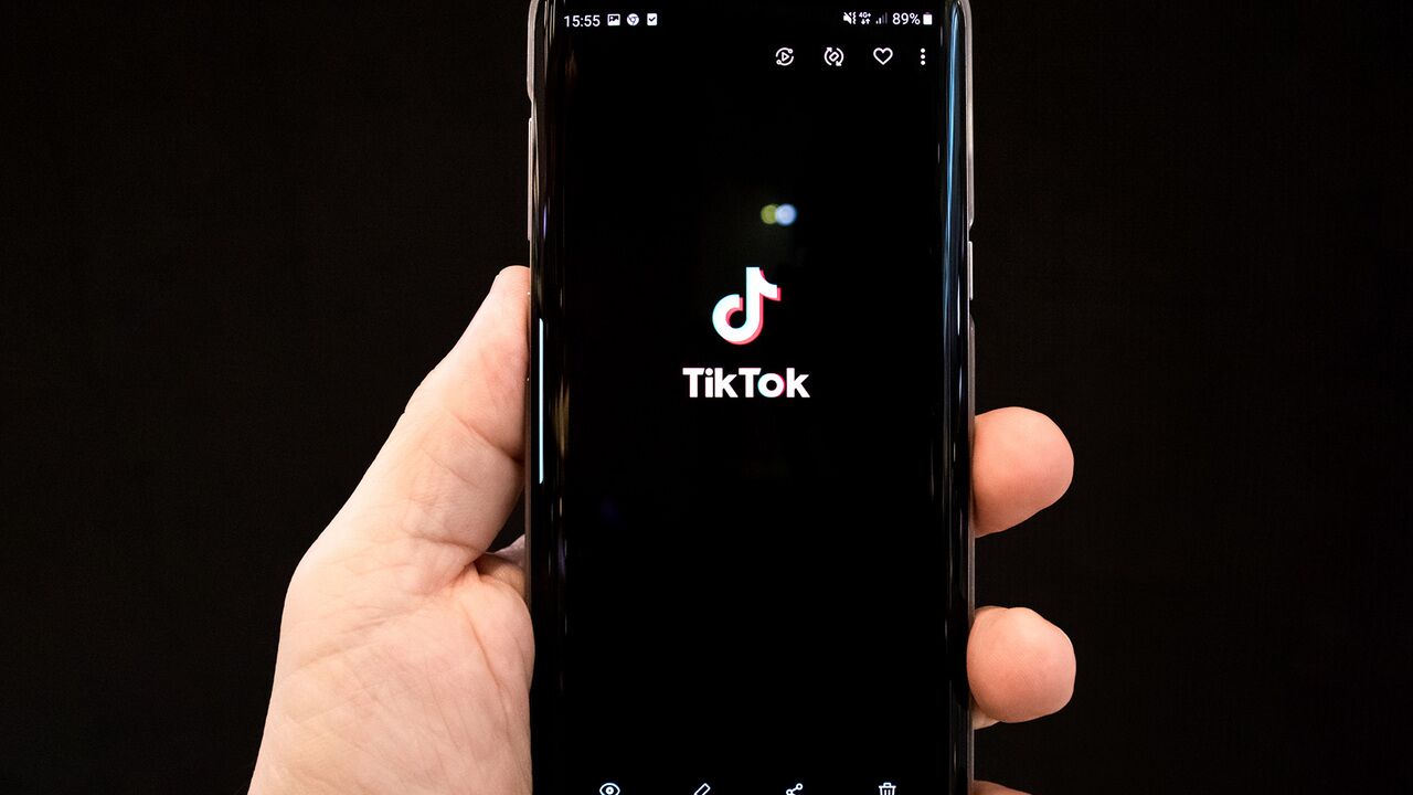 Мужчина в 40 лет увлекся TikTok и поссорился с женой: Интернет: Интернет и  СМИ: Lenta.ru