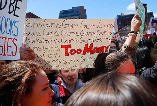 Митинги в поддержку законов о контроле над оружием в годовщину стрельбы в школе «Колумбайн»