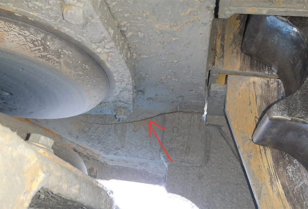 Трещина рамы гусеничной тележки справа 3200 м/ч 60581 №6 Конструтивный просчет, встречается на многих машинах.