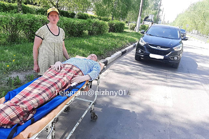 Россиянке пришлось 3,5 километра катить мужа по жаре на больничной каталке